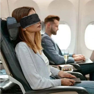 Nakkestøtte & Sovemaske i Ett – Justerbar og Kompakt for Behagelig Hvile på Reisen